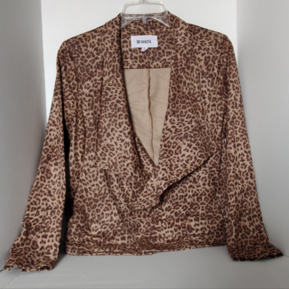 🌟3 $10 items for $20BB Dakota leopard print jacket